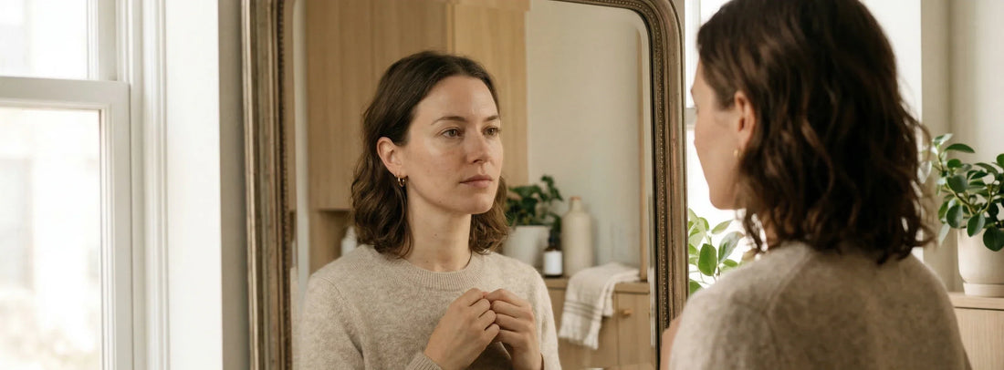 Ženska ob ogledalu, ki ponazarja povezavo med kožo in samopodobo