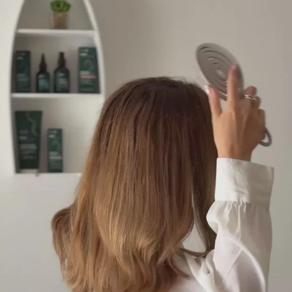 Massaging the scalp with the scalp massager